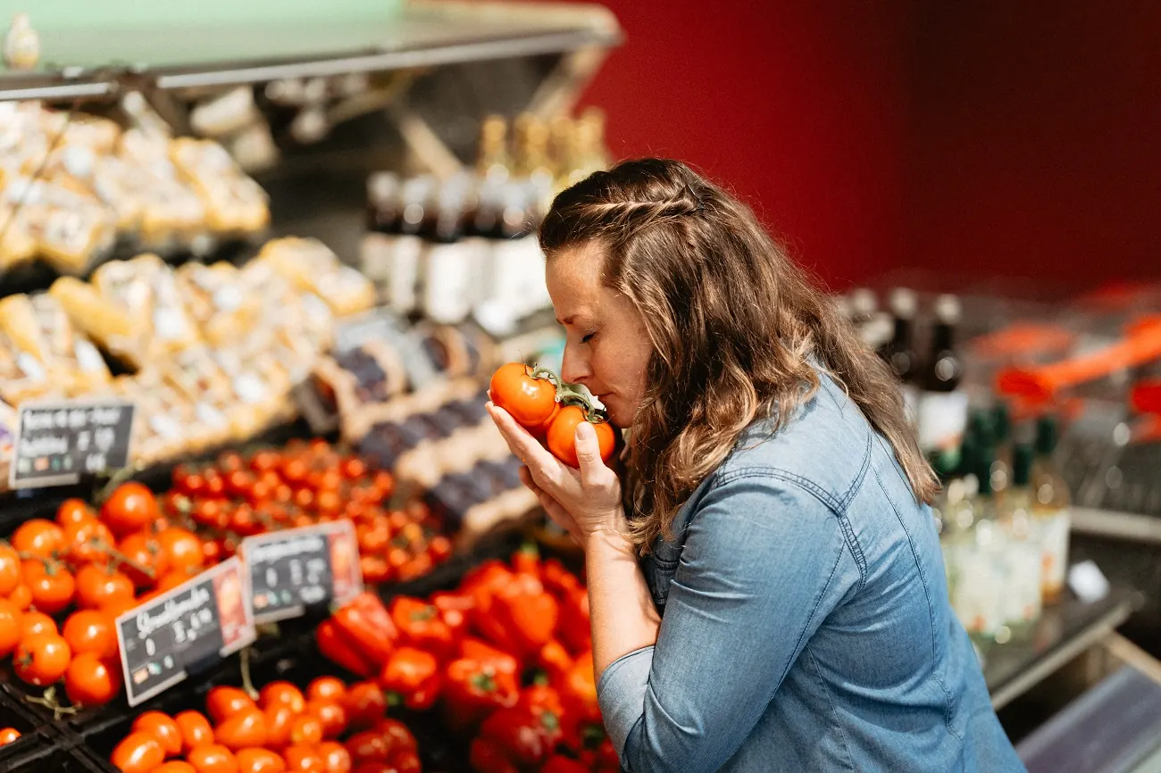 Maggy Horalla prüft im Supermarkt frische Tomaten
