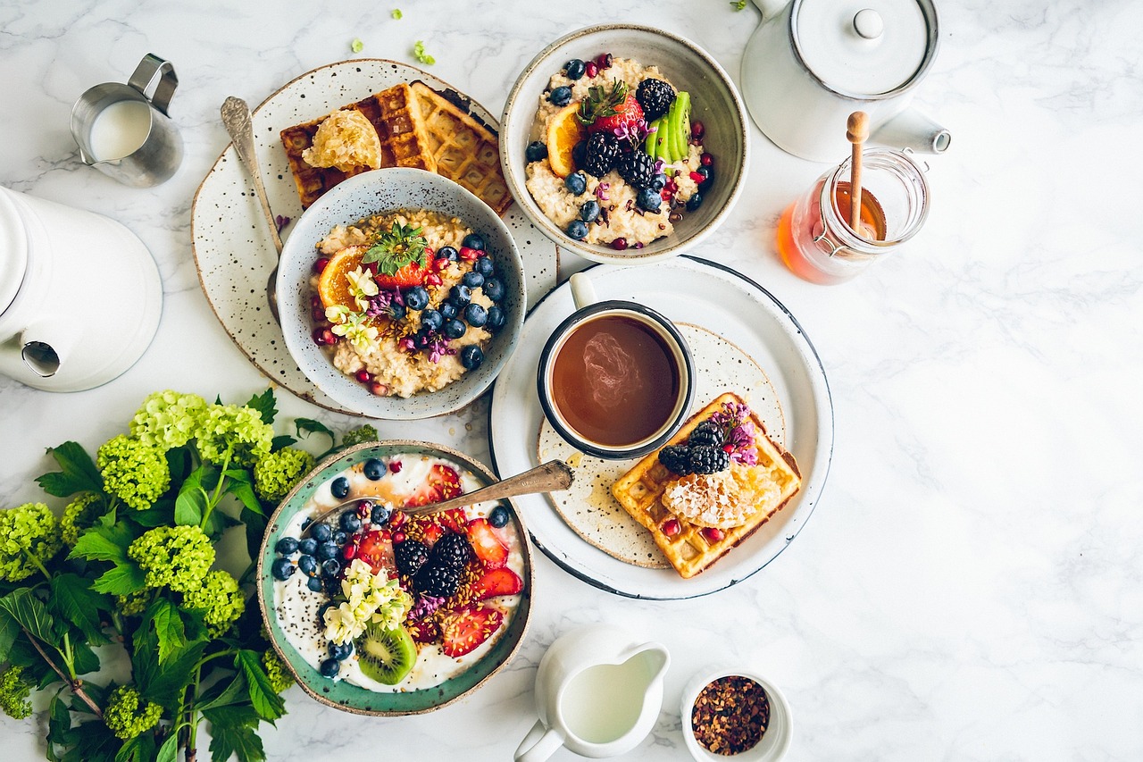 Gesundes Frühstück mit Obst, Porridge und Waffeln