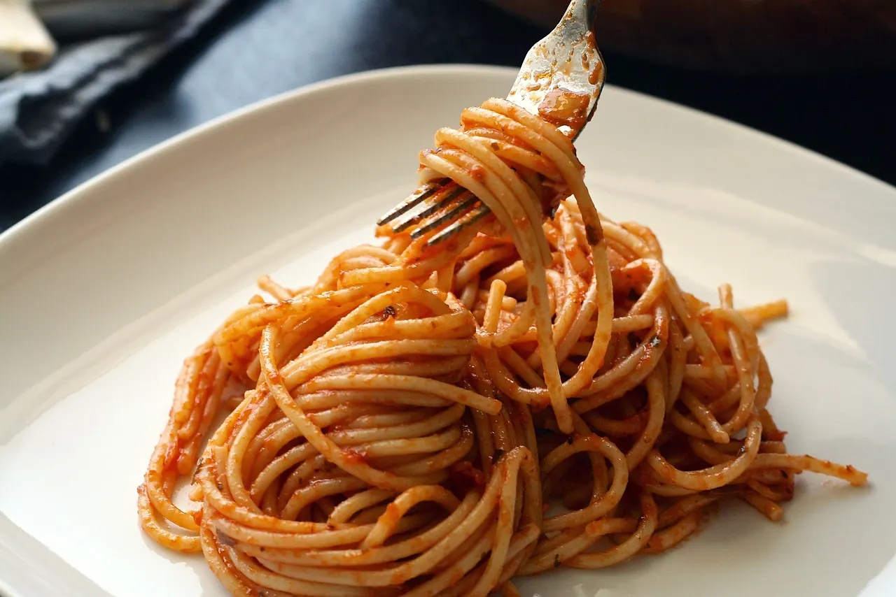 Teller Spaghetti mit Tomatensoße