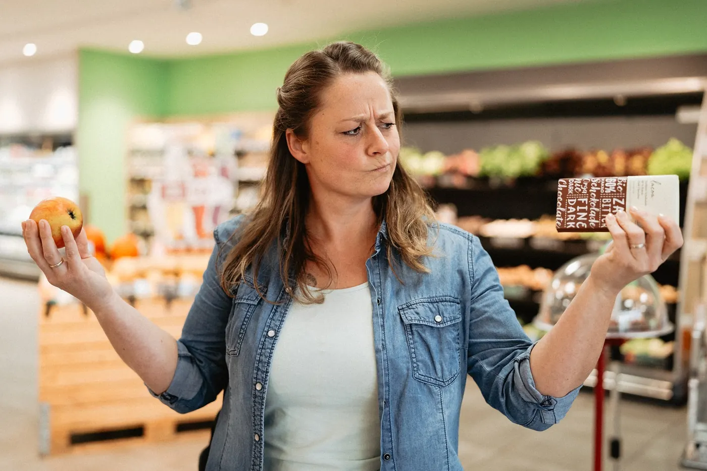Maggy Horalla vergleicht im Supermarkt Obst mit Schokolade