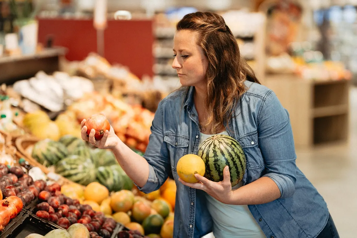 Maggy Horalla wählt im Supermarkt frisches Obst aus