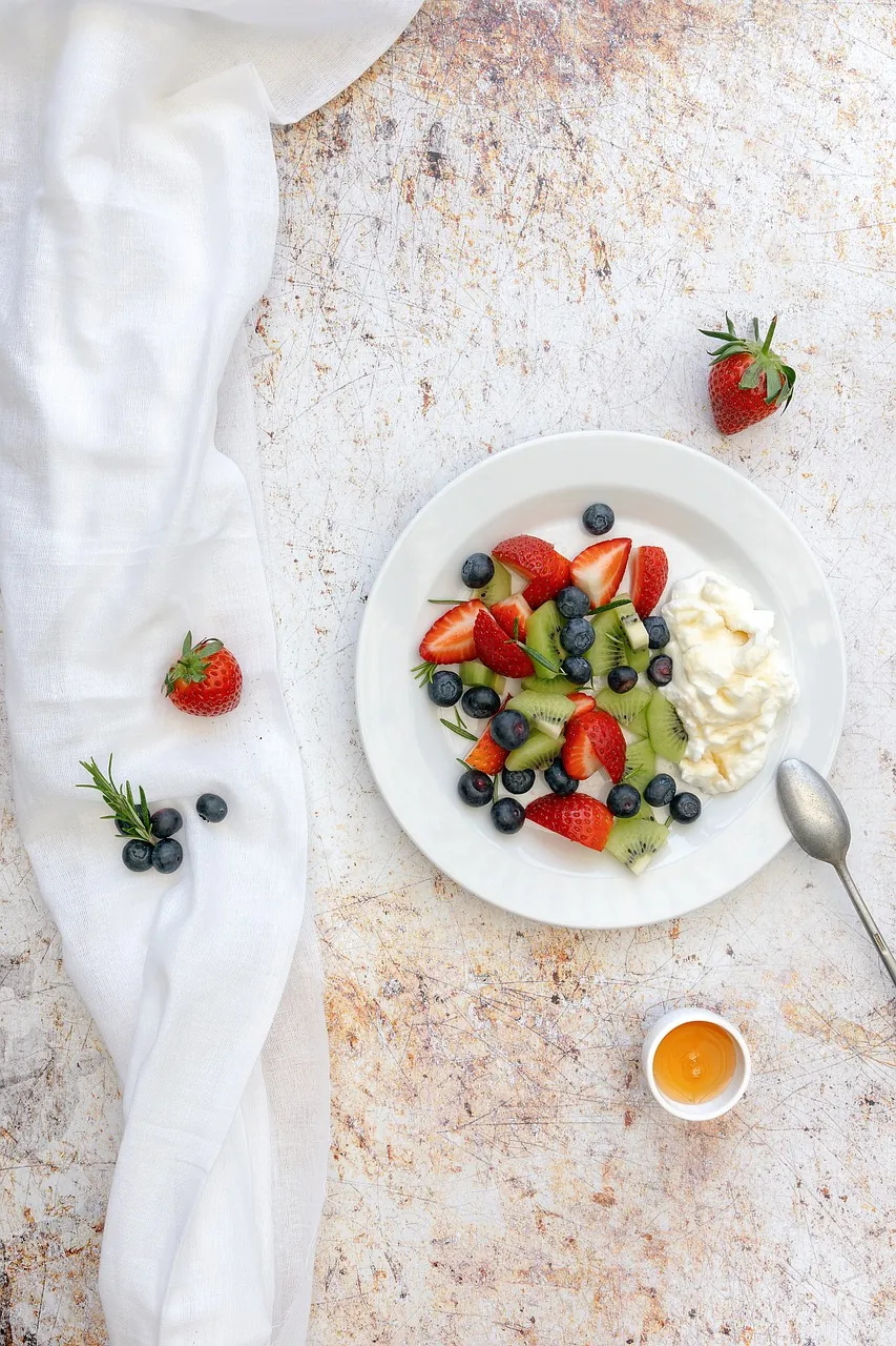 Gesunde Frühstücksschale mit frischen Beeren